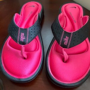 Women’s NIKE comfort footbed Flip Flops. Size 7.  NWT